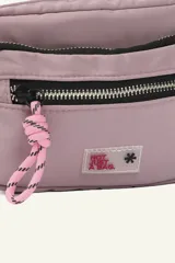 Bandolera negra con correa regulable para usar cruzada o al hombro. Cuenta con múltiples compartimentos con cierre y detalle de cordón rosa en el cierre.