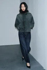 Jeans de tiro alto con corte barrel y diseño tapered, confeccionados en denim con efecto lavado y detalle de raya planchada. Presentan cintura con trabillas, cierre frontal con cremallera y botón, y bolsillos funcionales en delantero y espalda.