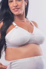 Soutien maternal de gran cobertura, color blanco, confeccionado en tela reforzada sin aro. Presenta escote alto, clip para lactancia, breteles elásticos regulables y cierre con broches en la espalda.