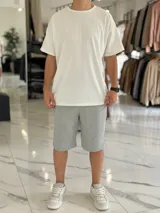 Bermuda deportiva de corte baggy y estilo jogging, en color beige, con bolsillos laterales y cintura elástica.
