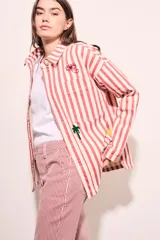 Sobrecamisa de algodón a rayas verticales rojas y blancas con bordados de un ojo egipcio, un sol, una palmera, un camello y una esfinge.