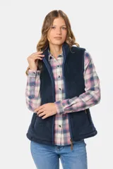 Chaleco de sherpa color azul marino, con cierre frontal completo, cuello alto y bolsillos laterales con cierre.