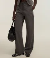 Pantalón de vestir gris con raya de tiza, corte recto, tiro alto, lazo en la cintura y elástico en la parte trasera.