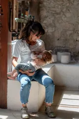 Remera básica de manga al codo, diseñada específicamente para lactancia. Presenta un escote cruzado con apertura de solapa que facilita el amamantamiento, con un calce ajustado al cuerpo.