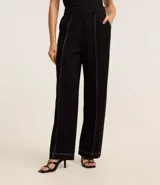 Pantalón recto gris oscuro de cintura alta con trabillas, confeccionado en tejido ponto roma con viscosa sostenible. Presenta costuras dobles aparentes en la parte delantera y en el ruedo.