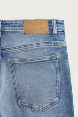 Jeans skinny cropped fit de corte ajustado y tiro medio, con diseño de cinco bolsillos y efecto lavado.