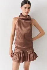 Top halter color marrón brillante, con cuello alto drapeado y espalda media baja.