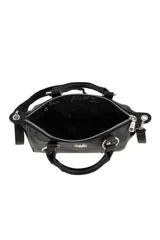 Cartera de mano color bordó con doble asa corta, correa larga ajustable y extraíble, y detalle de tachas metálicas verticales en el frente. Incluye un aplique metálico decorativo en forma de labios con strass en la parte superior central.