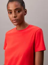 Remera de manga corta Calvin Klein de color rojo, con cuello redondo y corte regular. Presentafe un pequeño logo bordado en tono sobre tono en el pecho y mangas con dobladillo vuelto.