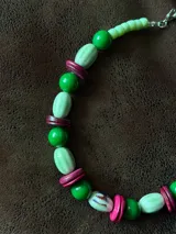 Collar corto con cuentas de cerámica, madera y acrílico en tonos de verde, verde menta y fucsia.