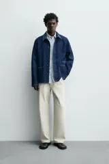 Jeans baggy fit de corte holgado confeccionados en denim de algodón con efecto lavado claro y cinco bolsillos.
