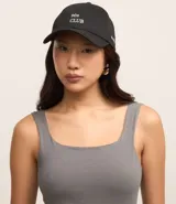 Vestido midi de algodón con escote cuadrado tanto en el frente como en la espalda y breteles anchos. Presenta un corte ajustado al cuerpo y diseño minimalista.