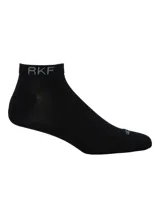 Medias cortas de bambú color negro, con el logo de la marca RKF tejido en el puño y en la puntera.