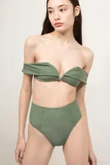 Bombacha de bikini de tiro alto, color verde oliva, con costuras verticales decorativas.