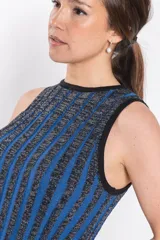 Vestido corto de punto con brillo, sin mangas, cuello redondo y diseño a rayas verticales en tonos azul y negro.
