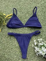 Conjunto de bikini azul con corpiño triangular fijo y bombacha colaless regulable.