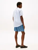 Camisa de manga corta Tommy Hilfiger con rayas verticales celestes y blancas, cuello mao, cierre con botones y logo bordado en el pecho.