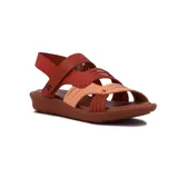 Sandalia casual de mujer marca Country, con múltiples tiras de cuero en tonos tostado, marrón y terracota, suela baja y tira ajustable en el talón.