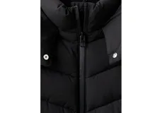 Campera puffer larga de color negro, con diseño acolchado de líneas diagonales, capucha incorporada y cierre frontal con cremallera.