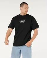 Remera negra de manga corta con cuello redondo y el logotipo de la marca "Rip Curl" estampado en blanco dentro de un óvalo en el centro del pecho.