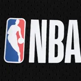 Short de básquetbol negro con cintura elástica morada y cordón ajustable. Presenta el logo de Los Angeles Lakers en la pierna derecha y el logo de la NBA en la pierna izquierda, con detalles en color morado en los bordes.