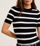 Blusa de punto ligero con diseño de rayas horizontales, cuello redondo y mangas cortas. Confeccionada en una mezcla de viscosa y poliamida, presenta un ajuste al cuerpo.