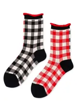 Par de medias de caña media con diseño de cuadros gingham en blanco y negro, puntera y talón negros, y ribete superior rojo.