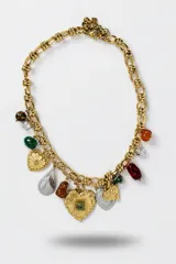 Collar de cadena de eslabones dorados con múltiples dijes colgantes, incluyendo corazones labrados, piedras naturales de colores, cuentas de cristal y formas metálicas plateadas y doradas.
