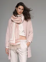 Chalina rectangular con flecos en los extremos, con diseño de pata de gallo en tonos rosa y beige.