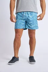 Short de baño con estampado de ondas en tonos azules, cintura elástica con cordón ajustable, bolsillos laterales y bolsillo trasero. Incluye suspensor interno y logo bordado.