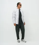 Pantalón deportivo de corte recto y ajuste cómodo, confeccionado en tejido técnico de poliéster y elastano. Presenta cintura elástica con cordón ajustable, bolsillos laterales y acabado liso con diseño funcional.