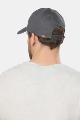 Gorro con visera de lona color gris, con diseño de seis paneles y bordado frontal con la palabra Legacy.