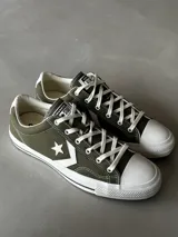 Championes Converse Star Player 76 de lona color verde oliva con detalles en blanco.