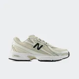 Championes New Balance modelo 740, color beige con detalles en blanco y negro, inspirados en el running de los años 2000 con parte superior de malla y superposiciones sintéticas, y tecnología ABZORB en la entresuela.
