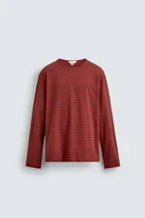Camiseta de manga larga con cuello redondo, corte relajado y diseño de rayas horizontales en tonos rojo y negro.