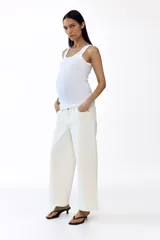 Jean tobillero de corte wide leg, color blanco, con diseño de tiro bajo y cinco bolsillos.