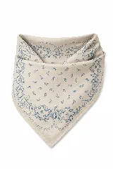 Pañuelo cuadrado de tela color beige con estampado paisley en tono azul.