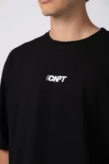 Remera oversize negra de manga corta, con cuello redondo y pequeño estampado frontal con las letras "CNPT".