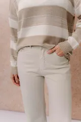 Pantalón de jean con corte wide crop y tiro alto. Presenta un lavado azul clásico con sutiles desgastes, pierna amplia con largo al tobillo, cierre frontal con botón y bolsillos funcionales.