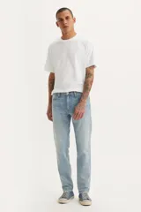 Jean de corte slim fit con diseño de cinco bolsillos, cierre de bragueta y tiro medio. Confeccionado en denim de lavado claro con efecto desgastado.