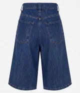 Bermuda long de jean azul con tiro alto, cintura con pasacintos, cierre con botón y cremallera, bolsillos funcionales y pespuntes en contraste.