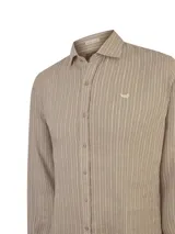 Camisa de manga larga de lino orgánico para hombre, de color beige con rayas verticales blancas. Cuenta con cuello italiano, cierre frontal de botones y el logo bordado del pato de la marca en el pecho.
