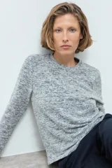 Remera de manga larga con cuello redondo, confeccionada en tejido texturado de efecto jaspeado.