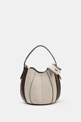 Bolso tipo saca con diseño estructurado, confeccionado en una combinación de tejido de lana en tono beige y laterales de cuero sintético marrón. Presenta costuras decorativas verticales, asa de mano superior y una correa bandolera extraíble con detalle de franjas. Cuenta con cierre mediante botón imantado.