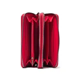 Billetera rectangular de doble compartimento con cierre, color rojo, con diseño de corazones en relieve y logo metálico plateado en el centro.