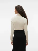 Sweater de punto con cuello alto y mangas largas, de diseño ajustado con puños acanalados.