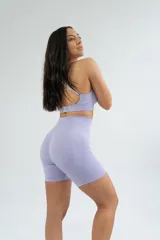 Top deportivo color lila, con breteles finos y espalda deportiva.