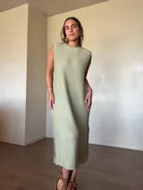 Vestido midi de punto vanizado, confeccionado con hilo de algodón y lurex dorado, sin mangas, con cuello redondo y diseño holgado.