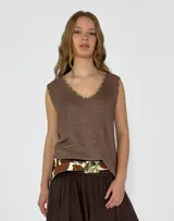 Cinturón de cuero con estampado animal print de vaca y hebilla dorada.