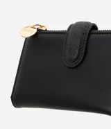 Billetera mediana tipo sobre, color negro, con solapa y cierre de cremallera contrastante con tirador metálico dorado que lleva grabado el logo "Satinato".
